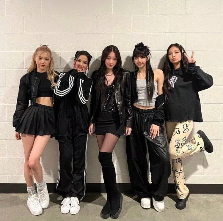 Moon Seo Yoon chụp ảnh thân thiết cùng BlackPink sau hậu trường một buổi biểu diễn. (Nguồn: Internet) Moon Seo Yoon chụp ảnh thân thiết cùng BlackPink sau hậu trường một buổi biểu diễn. (Nguồn: Internet)