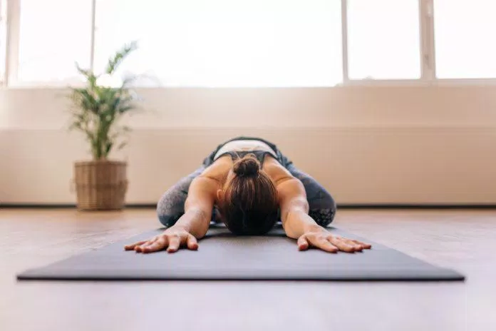 Đặc tính chuyển động nhẹ nhàng của Hatha yoga sẽ giúp bạn giảm tình trạng viêm khớp và đau cơ xơ hóa (Ảnh: Internet)