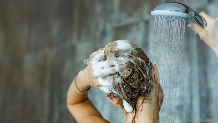 Nếu da đầu bạn có nhiều dầu nhờn, hãy lựa chọn gội đầu cùng nước ấm (Ảnh: Internet)