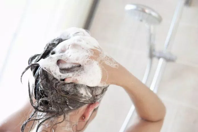 Sử dụng nước có nhiệt độ quá cao sẽ da đầu bạn dễ bị bỏng (Ảnh: Internet)
