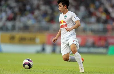 Hồng Duy được đôn lên chơi tại V-League 2015 (Ảnh: Internet) Hồng Duy được đôn lên chơi tại V-League 2015 (Ảnh: Internet)