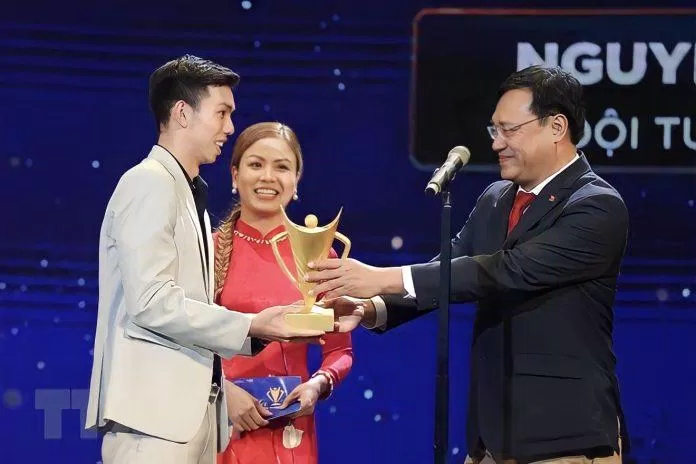 VĐV nam của năm thuộc về VĐV bơi lội Nguyễn Huy Hoàng (Ảnh: Internet) VĐV nam của năm thuộc về VĐV bơi lội Nguyễn Huy Hoàng (Ảnh: Internet)