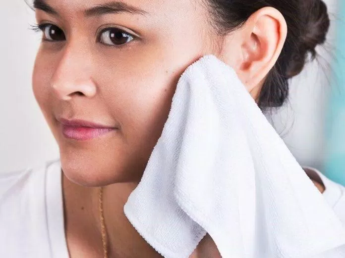 Với những làn da đang nhạy cảm thì nên sử dụng các loại khăn mềm để tránh làm da tổn thương (Ảnh: Internet)