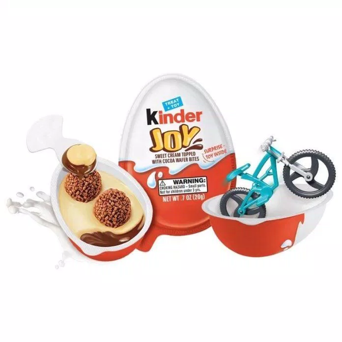 Việc sưu tầm những món đồ chơi trong chiếc kẹo trứng Kinder Surprise khiến trẻ say mê (Ảnh: Internet)