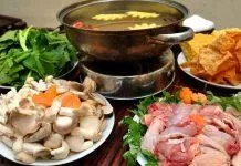 Lẩu gà nấu nấm.