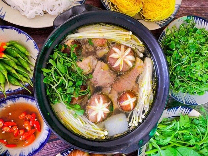 Lẩu gà nấu nấm - Món ăn lạ mà quen!