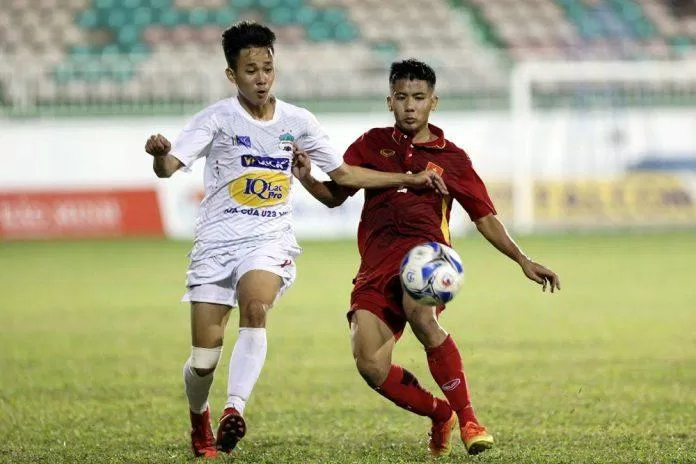 Lê Minh Bình từng nhiều lần tập trung vào đội U19 Việt Nam dưới thời HLV Hoàng Anh Tuấn và Nguyễn Quốc Tuấn (Ảnh: Internet)