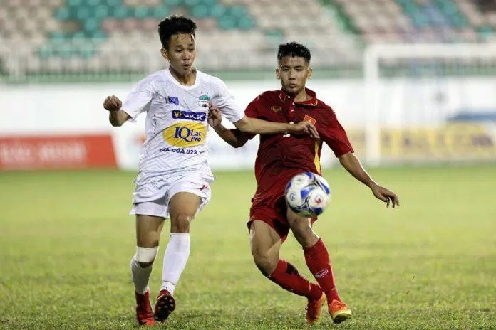 Lê Minh Bình từng nhiều lần tập trung vào đội U19 Việt Nam dưới thời HLV Hoàng Anh Tuấn và Nguyễn Quốc Tuấn (Ảnh: Internet) Lê Minh Bình từng nhiều lần tập trung vào đội U19 Việt Nam dưới thời HLV Hoàng Anh Tuấn và Nguyễn Quốc Tuấn (Ảnh: Internet)