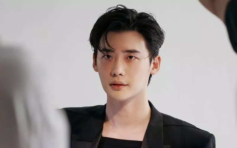 lee jong suk 2022 giành giải nam diễn viên xuất sắc nhất tại giải thưởng phim truyền hình đài MBC