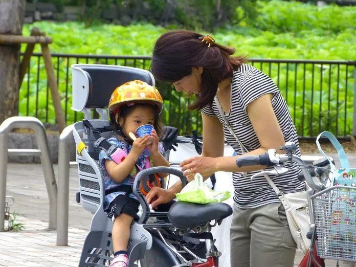 Cha mẹ Nhật được yêu cầu đội mũ bảo hiểm cho con (Ảnh: Internet)