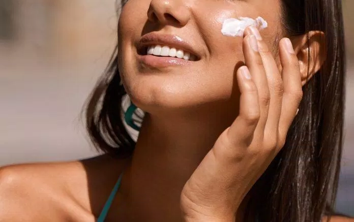Để bảo vệ da tránh khỏi sự tác động trực tiếp của ánh nắng mặt trời thì bạn cần phải dùng kem chống nắng (Ảnh: Internet)
