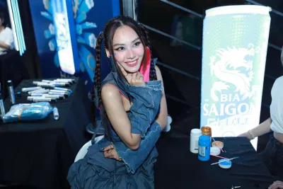 Gần đây cô gặp không ít ý kiến trái chiều vì phong cách thời trang, phong cách biểu diễn chưa thực sự phù hợp với cương vị của một Hoa hậu