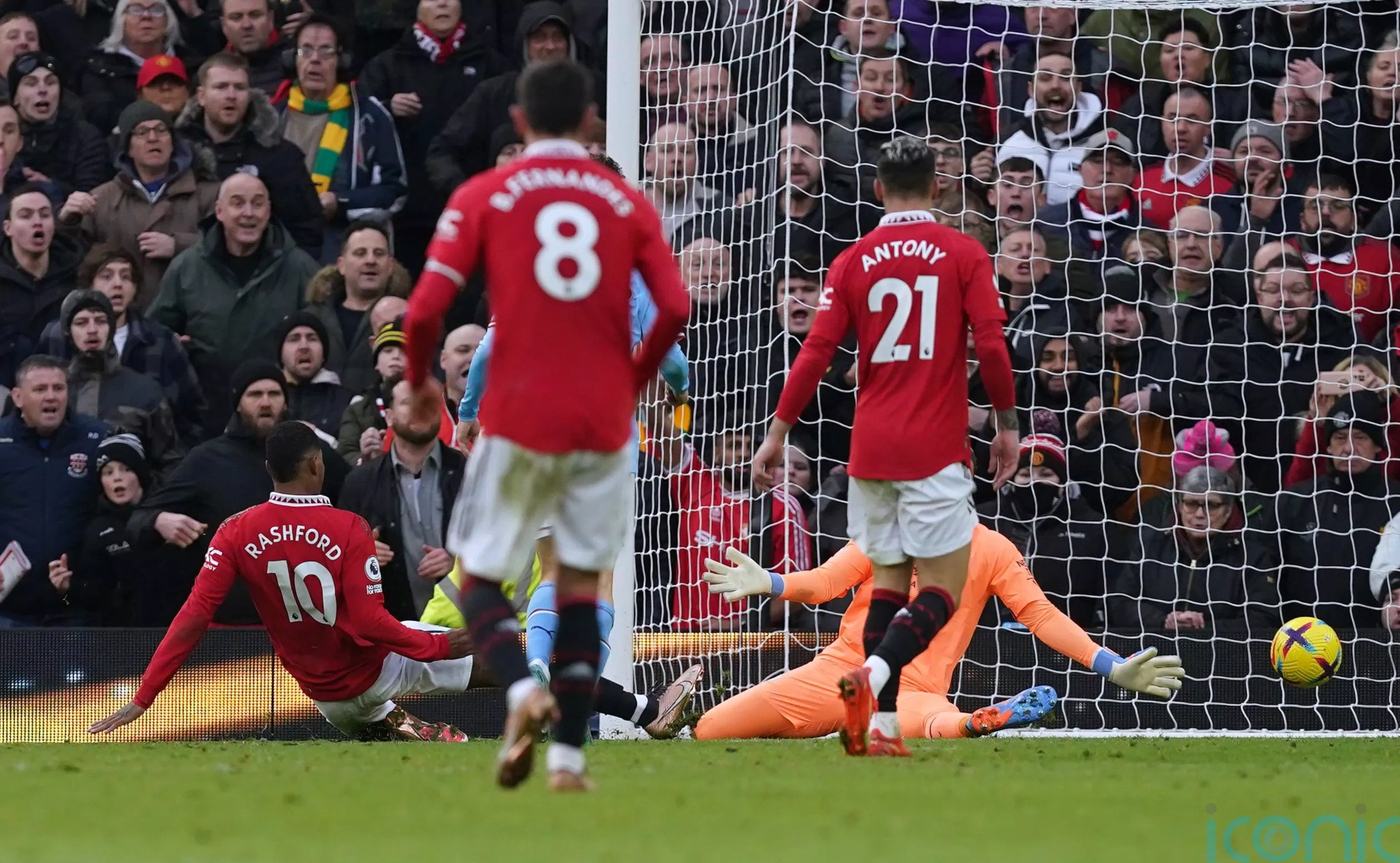 Rashford ấn định tỉ số 2-1 cho Man Utd khi trận đấu với Man City chỉ còn vài phút (Ảnh: Internet)