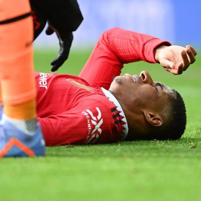 Marcus Rashford ngã xuống đau đớn nhưng anh vẫn thi đấu rất tốt trong hiệp 1 trước Man City (Ảnh: Internet) Marcus Rashford ngã xuống đau đớn nhưng anh vẫn thi đấu rất tốt trong hiệp 1 trước Man City (Ảnh: Internet)