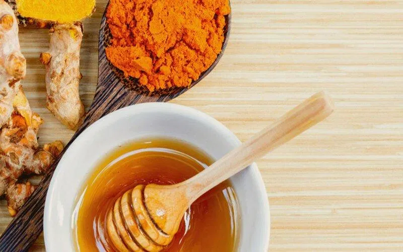 Mật ong và nghệ ngăn ngừa viêm nhiễm cho làn da nhạy cảm sau khi cạo (Ảnh: Internet) Mật ong và nghệ ngăn ngừa viêm nhiễm cho làn da nhạy cảm sau khi cạo (Ảnh: Internet)