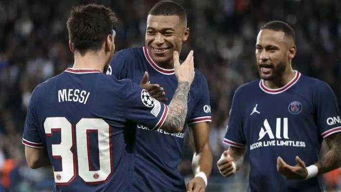 Mbappe đang dần hoàn thiện những kĩ năng bậc thầy trong khi chơi bóng cùng với những huyền thoại bóng đá đương đại như Messi và Neymar trong đội hình của PSG (Ảnh: Internet) Mbappe đang dần hoàn thiện những kĩ năng bậc thầy trong khi chơi bóng cùng với những huyền thoại bóng đá đương đại như Messi và Neymar trong đội hình của PSG (Ảnh: Internet)