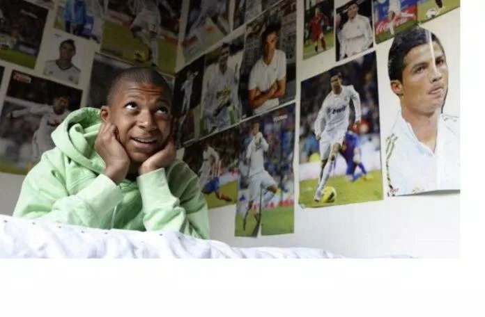 Mbappe thi đấu giống với Ronaldo vì ngay từ nhỏ CR7 đã là mẫu hình lý tưởng để Mbappe hướng tới trên con đường bóng đá của mình (Ảnh: Internet)