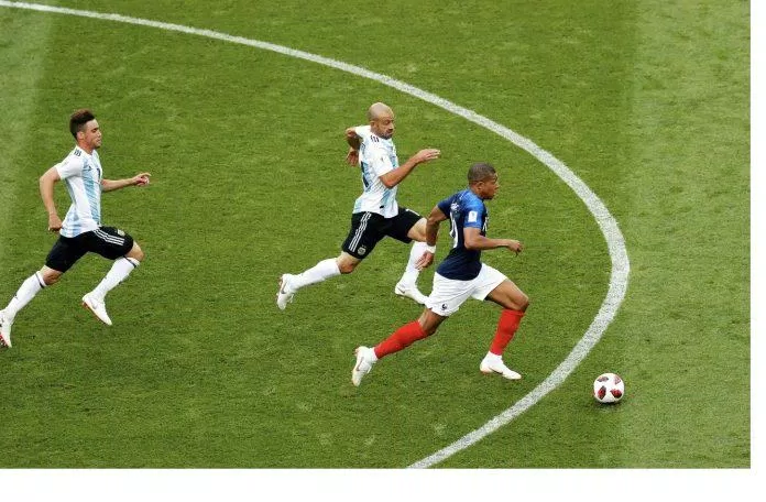 Tốc độ kinh hoàng là mô tả chính xác về điểm mạnh trong lối chơi của Mbappe (Ảnh: Internet) Tốc độ kinh hoàng là mô tả chính xác về điểm mạnh trong lối chơi của Mbappe (Ảnh: Internet)