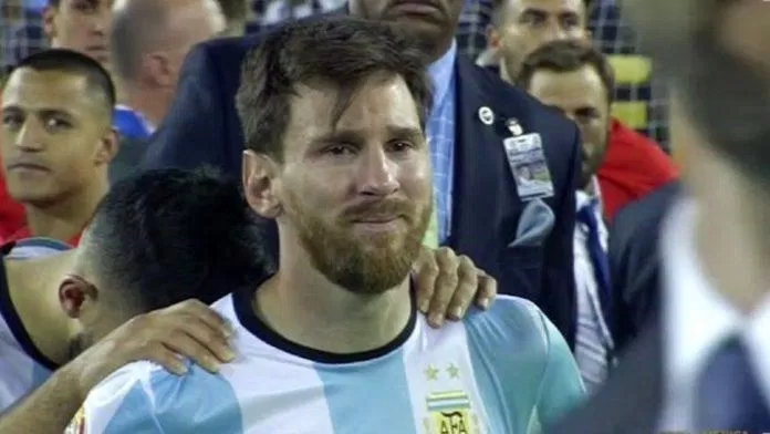 Messi tuyên bố giã từ đội tuyển quốc gia năm 2016 (Ảnh: Internet)