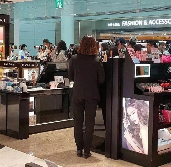 Fans tụ tập chụp ảnh idols tại sân bay. (Ảnh: Internet)