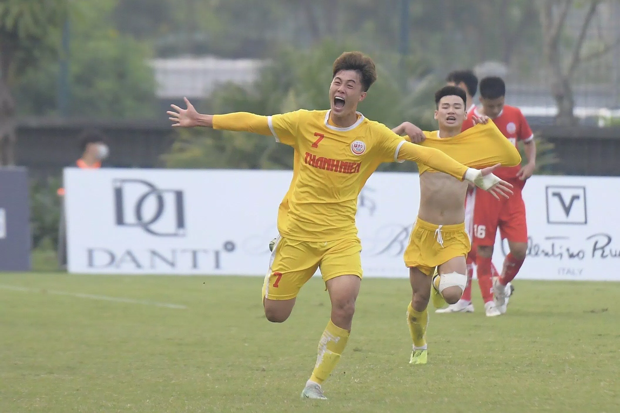 Nguyễn Văn Trường là tác giả của bàn thắng từ cự ly 60m trong trận chung kết U19 quốc gia 2022 cho CLB Hà Nội (Ảnh: Internet) Nguyễn Văn Trường là tác giả của bàn thắng từ cự ly 60m trong trận chung kết U19 quốc gia 2022 cho CLB Hà Nội (Ảnh: Internet)