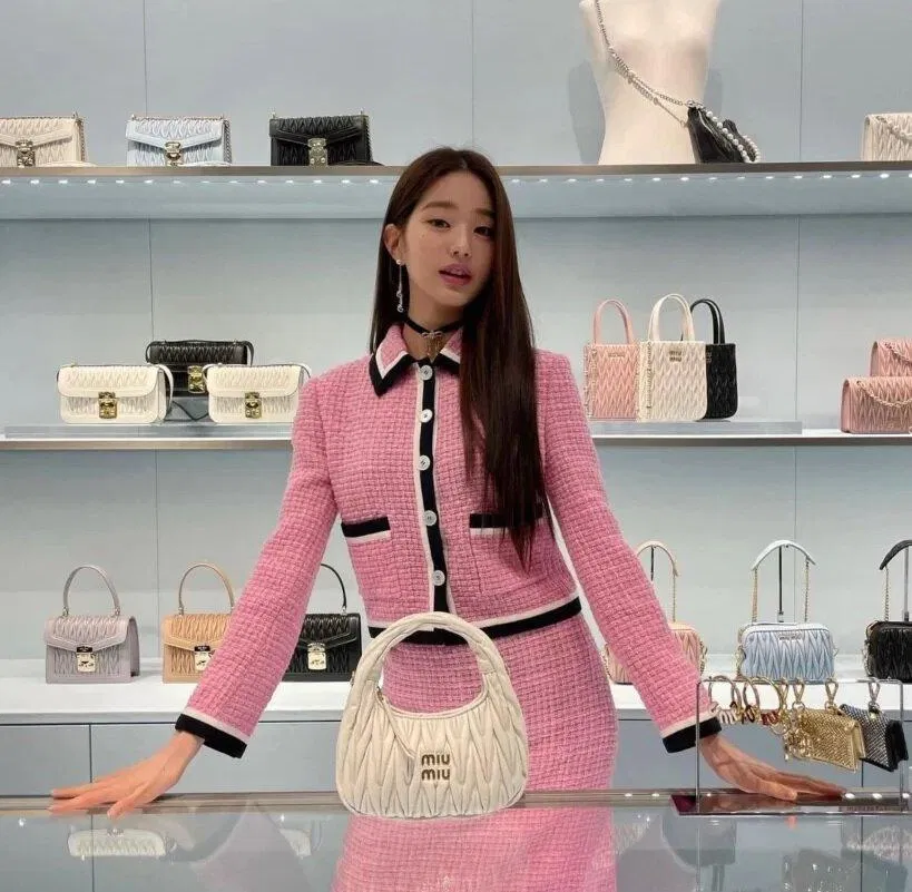 Jang Won Young của IVE là đại sứ cho Miu Miu. (Ảnh: Internet) Jang Won Young của IVE là đại sứ cho Miu Miu. (Ảnh: Internet)