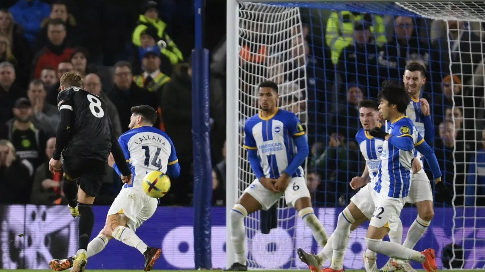 Odegaard có pha sút bóng 2 vô cùng hiểm hóc hạ gục thủ thành của Brighton nâng tỉ số lên 2-0 cho pháo thủ (Ảnh: Internet)