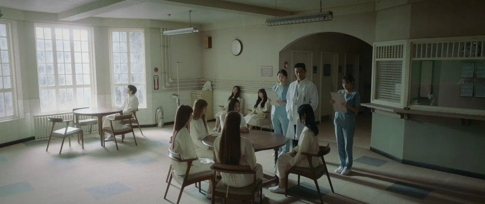 MV lấy bối cảnh là một bệnh viện tâm thần.