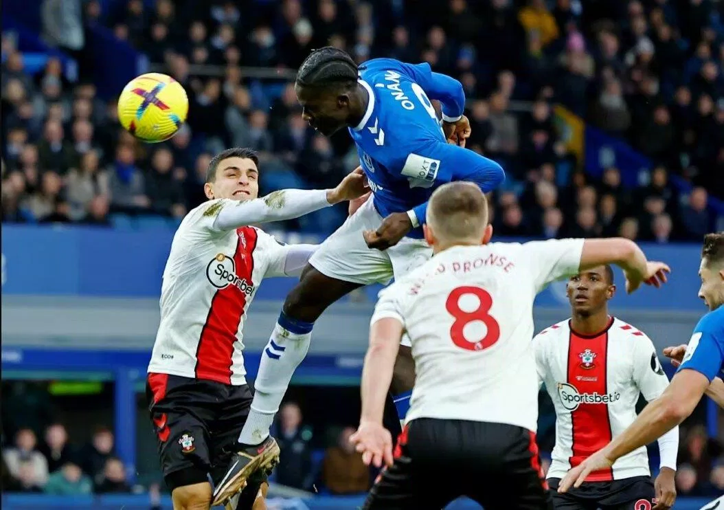 Onana mở điểm cho Everton sau một tình huống cố định ở những phút cuối hiệp 1 (Ảnh: Internet)