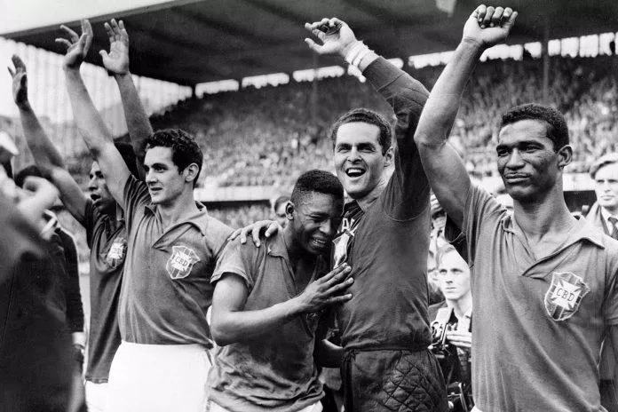 Hình ảnh Pele bật khóc trên vai thủ môn của Brazil sau chiến thắng trong trận chung kết với Thụy Điển là hỉnh ảnh biểu tượng của World Cup 1958 (Ảnh: Internet)