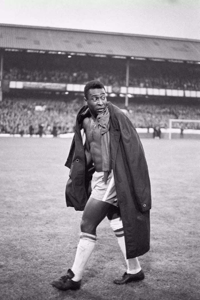 Pele rời sân sau pha vào bóng ác ý của hậu vệ Bồ Đào Nha trong trận đấu cuối cùng của Brazil tại World Cup 1966 (Ảnh: Internet)