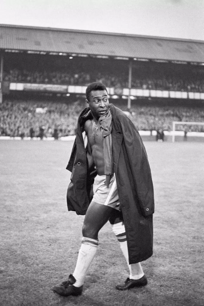 Pele rời sân sau pha vào bóng ác ý của hậu vệ Bồ Đào Nha trong trận đấu cuối cùng của Brazil tại World Cup 1966 (Ảnh: Internet) Pele rời sân sau pha vào bóng ác ý của hậu vệ Bồ Đào Nha trong trận đấu cuối cùng của Brazil tại World Cup 1966 (Ảnh: Internet)