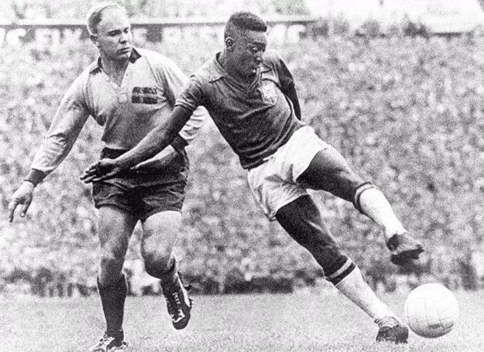 Pele trở thành cầu thủ trẻ nhất trong lịch sử lập hat trick cũng như ghi bàn trong một trận chung kết World Cup tại ngày hội bóng đá lớn nhất hành tinh năm 1958 (Ảnh: Internet) Pele trở thành cầu thủ trẻ nhất trong lịch sử lập hat trick cũng như ghi bàn trong một trận chung kết World Cup tại ngày hội bóng đá lớn nhất hành tinh năm 1958 (Ảnh: Internet)