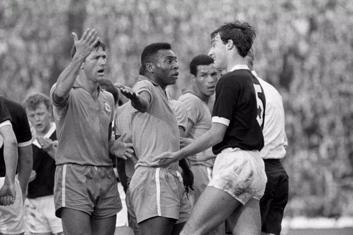 Pele và các cầu thủ chơi bóng hoa mỹ của Brazil bị các đội bóng châu Âu triệt hạ trong các trận đấu ở vòng bảng World Cup 1966 (Ảnh: Internet)