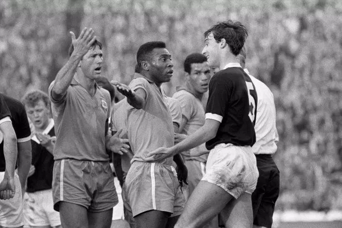 Pele và các cầu thủ chơi bóng hoa mỹ của Brazil bị các đội bóng châu Âu triệt hạ trong các trận đấu ở vòng bảng World Cup 1966 (Ảnh: Internet) Pele và các cầu thủ chơi bóng hoa mỹ của Brazil bị các đội bóng châu Âu triệt hạ trong các trận đấu ở vòng bảng World Cup 1966 (Ảnh: Internet)