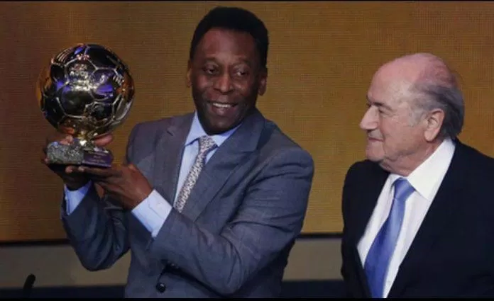 Pele được FIFA trao danh hiệu Quả bóng vàng danh dự cho những đóng góp to lớn của ông trong tiến trình lịch sử bóng đá thế giới (Ảnh: Internet)