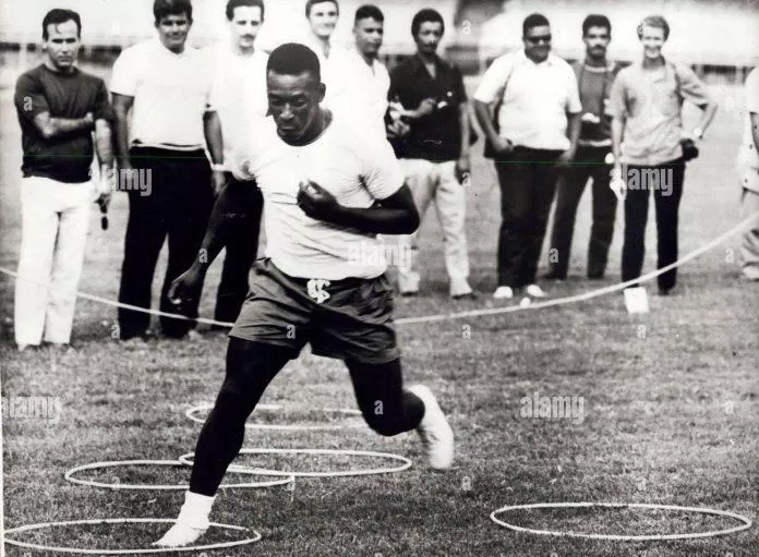 Màn thể hiện của Pele trong những buổi thử việc tại Santos giúp ông có được bản hợp đồng bóng đá chuyên nghiệp đầu tiên trong sự nghiệp (Ảnh: Internet)
