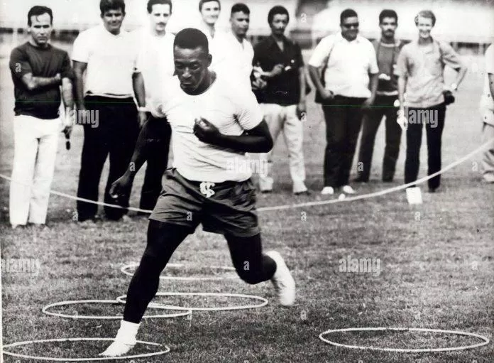 Màn thể hiện của Pele trong những buổi thử việc tại Santos giúp ông có được bản hợp đồng bóng đá chuyên nghiệp đầu tiên trong sự nghiệp (Ảnh: Internet) Màn thể hiện của Pele trong những buổi thử việc tại Santos giúp ông có được bản hợp đồng bóng đá chuyên nghiệp đầu tiên trong sự nghiệp (Ảnh: Internet)