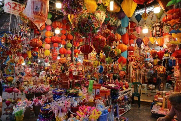 Phố Hàng Mã - con phố mua sắm Tết hot nhất Hà Nội (Nguồn: Internet)