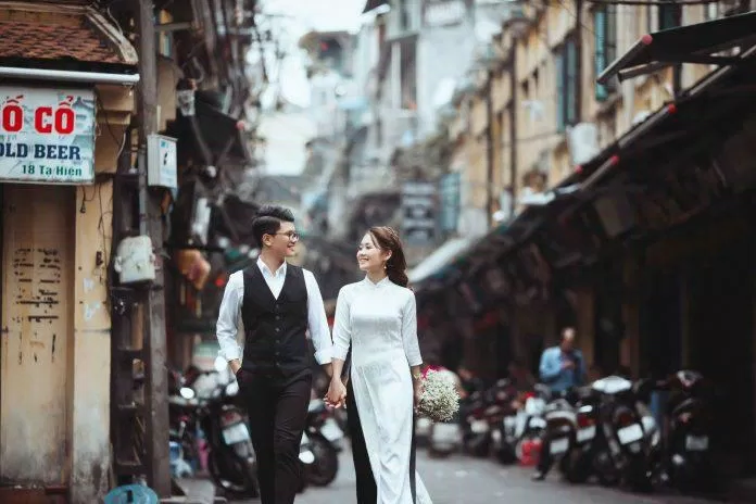 Chụp ảnh cưới phong cách vintage tại phố Tạ Hiện (Nguồn: Internet)