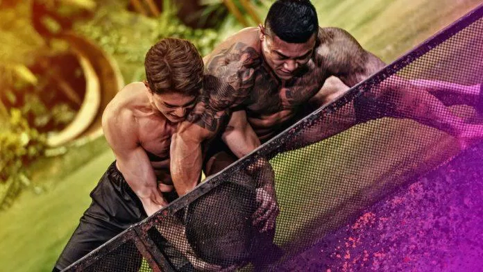Hai thí sinh nam "căng như dây đàn" trong series sinh tồn Physical 100 (Ảnh: Netflix)