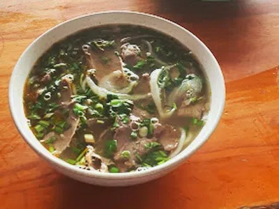 Tô bún bò đầy ắp thịt của quán - Ảnh: internet