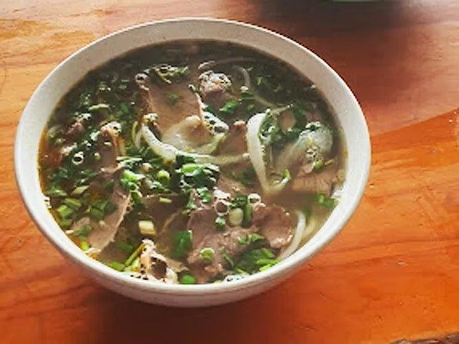 Tô bún bò đầy ắp thịt của quán - Ảnh: internet