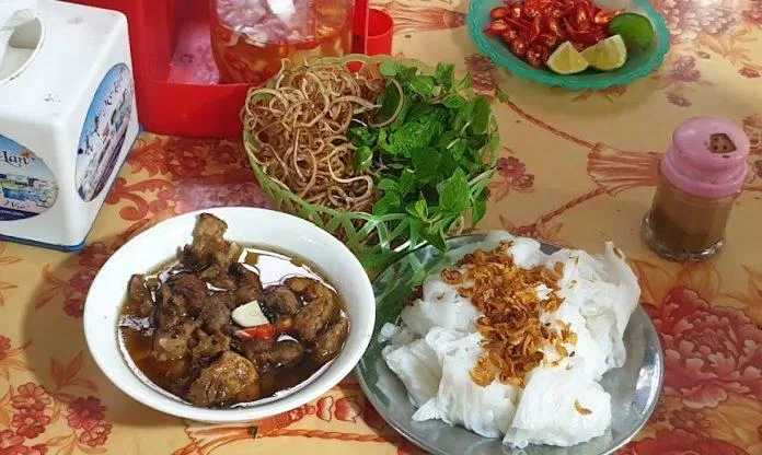 Món bánh cuốn chả nóng của quán. (Ảnh: Internet)
