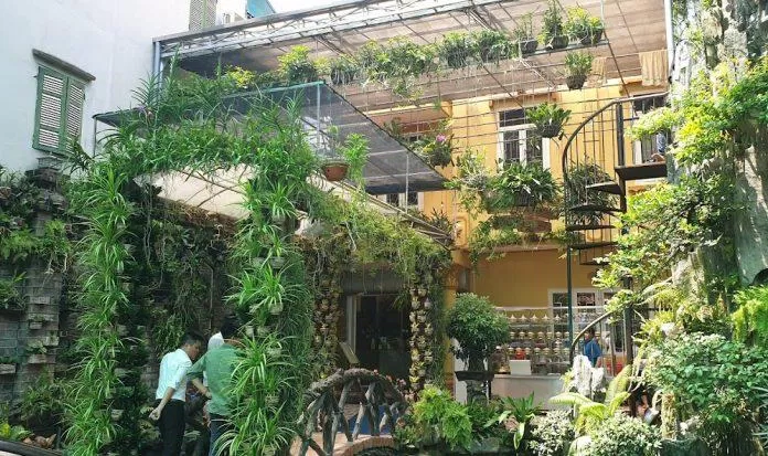 Khuôn viên cây xanh của nhà hàng. (Ảnh: Internet)