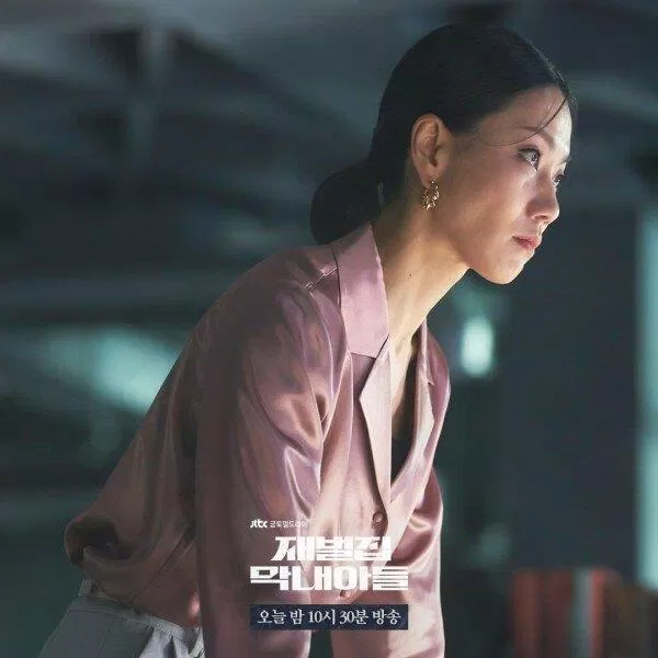 Bác gái suýt vào tù bóc lịch sau khi bị đứa cháu út xoay như chong chóng Bác gái suýt vào tù bóc lịch sau khi bị đứa cháu út xoay như chong chóng