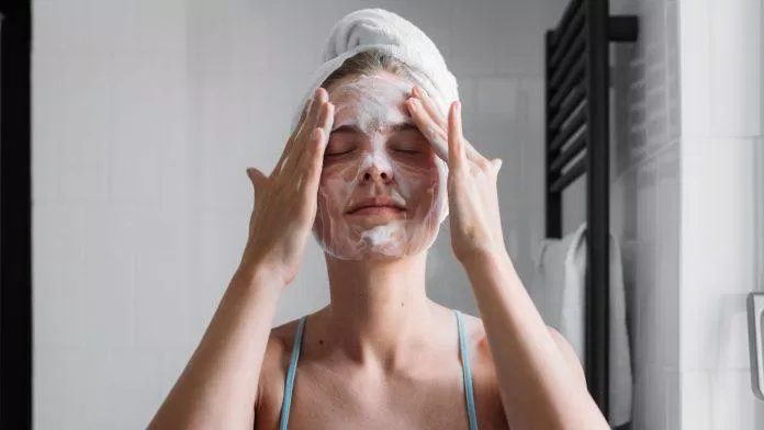 Thay vì tác động quá nhiều lực lên da mặt, bạn hãy học cách massage làn da của mình (Ảnh: Internet)