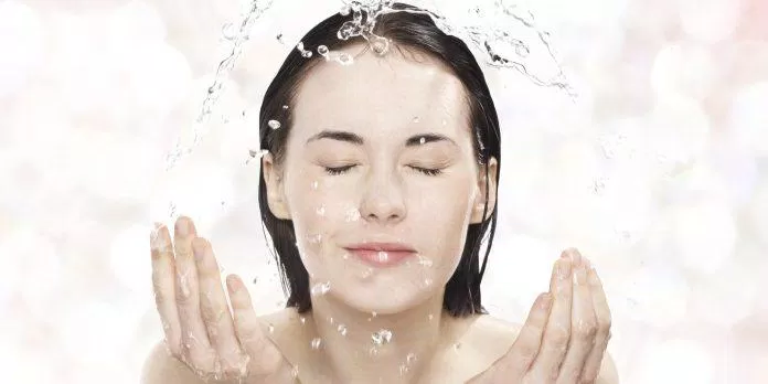 Nếu rửa bằng nước lạnh sẽ giúp da bạn se khít lỗ chân lông và không bị bỏng da khi dùng nước quá nóng (Ảnh: Internet)