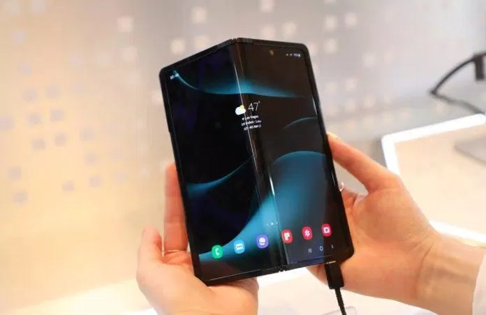 Z Fold 5 sẽ có màn hình gập được cả 2 hướng? (Ảnh: Internet) Z Fold 5 sẽ có màn hình gập được cả 2 hướng? (Ảnh: Internet)