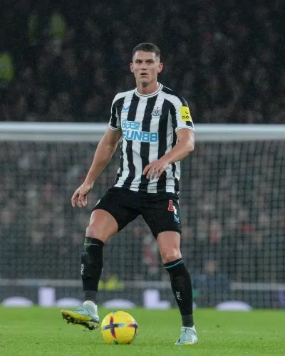 Fabian Schar là cầu thủ chơi nổi bật bên phía Newcastle với khả năng lên công về thủ ấn tượng của mình (Ảnh: Internet)